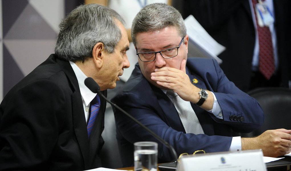 Site "O Cafezinho" destaca que Antonio Anastasia — e seu antecessor Aécio Neves — respondem no Ministério Público Federal por uma ação civil pública contra o Estado de Minas Gerais, devido ao descumprimento da Emenda Constitucional 29/2000, que fixa a obrigatoriedade de aplicação do percentual mínimo de 12% do orçamento em ações e serviços de saúde pública; por dez anos “R$ 9.571.062.581,53 deixaram de ser aplicados no Sistema Único de Saúde (SUS) pelo Estado de Minas Gerais” (Foto: Roberta Namour) Site "O Cafezinho" destaca que Antonio Anastasia — e seu antecessor Aécio Neves — respondem no Ministério Público Federal por uma ação civil pública contra o Estado de Minas Gerais, devido ao descumprimento da Emenda Constitucional 29/2000, que fixa a obrigatoriedade de aplicação do percentual mínimo de 12% do orçamento em ações e serviços de saúde pública; por dez anos “R$ 9.571.062.581,53 deixaram de ser aplicados no Sistema Único de Saúde (SUS) pelo Estado de Minas Gerais”