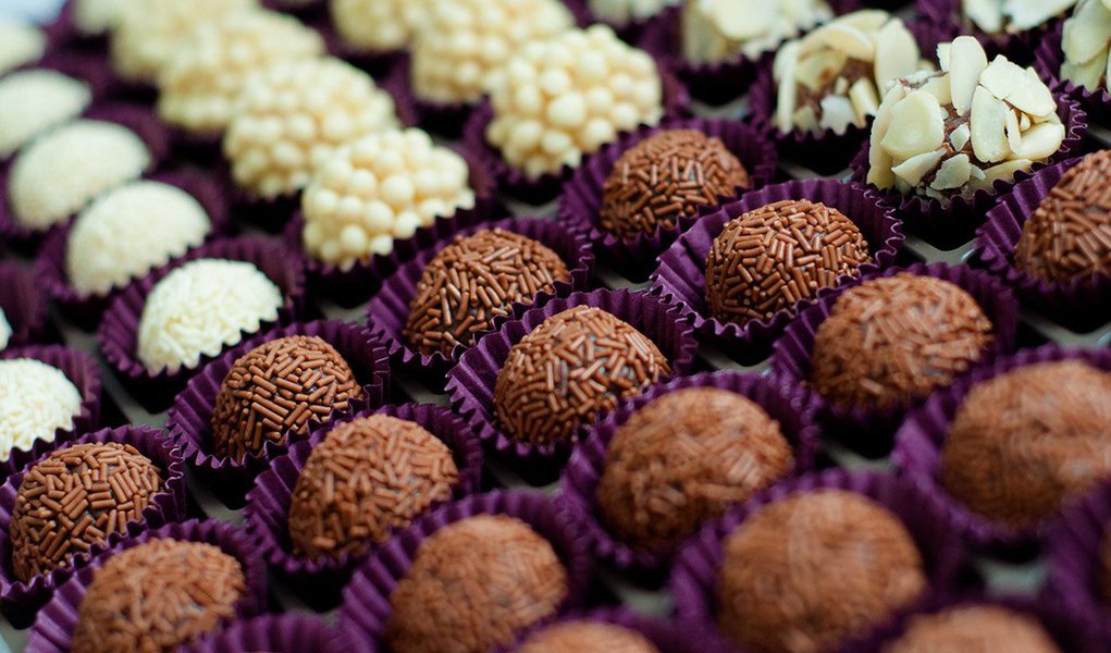 Investindo em sabores diferenciados e inovando nos períodos que antecedem às datas especiais, a doceria gourmet conseguiu expandir o negócio em meio à crise econômica; Mini panetone, torta de limão, torta de maracujá, cheesecake de morango, bolo no pote, caixinha personalizada de brigadeiros gourmet, brigadeiro no pote e caixa de presente de cupcake são algumas das sobremesas que estão sendo preparadas e decoradas especialmente para as festividades de fim de ano (Foto: Luis Mauro Queiroz) Investindo em sabores diferenciados e inovando nos períodos que antecedem às datas especiais, a doceria gourmet conseguiu expandir o negócio em meio à crise econômica; Mini panetone, torta de limão, torta de maracujá, cheesecake de morango, bolo no pote, caixinha personalizada de brigadeiros gourmet, brigadeiro no pote e caixa de presente de cupcake são algumas das sobremesas que estão sendo preparadas e decoradas especialmente para as festividades de fim de ano