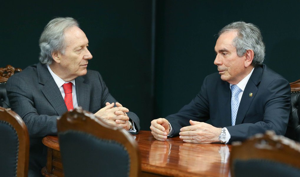 O presidente da Comissão Especial do Impeachment do Senado, Raimundo Lira (PMDB-PB), disse nesta sexta (29) que o alcance do processo contra a presidenta Dilma Rousseff no Senado não pode ser ampliado para inserir fatos novos, como as investigações da Operação Lava Jato; Lira reuniu-se no início da noite com o presidente do Supremo Tribunal Federal (STF), Ricardo Lewandowski; a polêmica sobre a inclusão de fatos que não foram objeto de análise do processo de impeachment na Câmara surgiu após a jurista Janaína Paschoal defender que os parlamentares se debrucem sobre toda a denúncia, e não apenas sobre a parte que trata das chamadas pedaladas fiscais
(Foto: Valter Lima) O presidente da Comissão Especial do Impeachment do Senado, Raimundo Lira (PMDB-PB), disse nesta sexta (29) que o alcance do processo contra a presidenta Dilma Rousseff no Senado não pode ser ampliado para inserir fatos novos, como as investigações da Operação Lava Jato; Lira reuniu-se no início da noite com o presidente do Supremo Tribunal Federal (STF), Ricardo Lewandowski; a polêmica sobre a inclusão de fatos que não foram objeto de análise do processo de impeachment na Câmara surgiu após a jurista Janaína Paschoal defender que os parlamentares se debrucem sobre toda a denúncia, e não apenas sobre a parte que trata das chamadas pedaladas fiscais