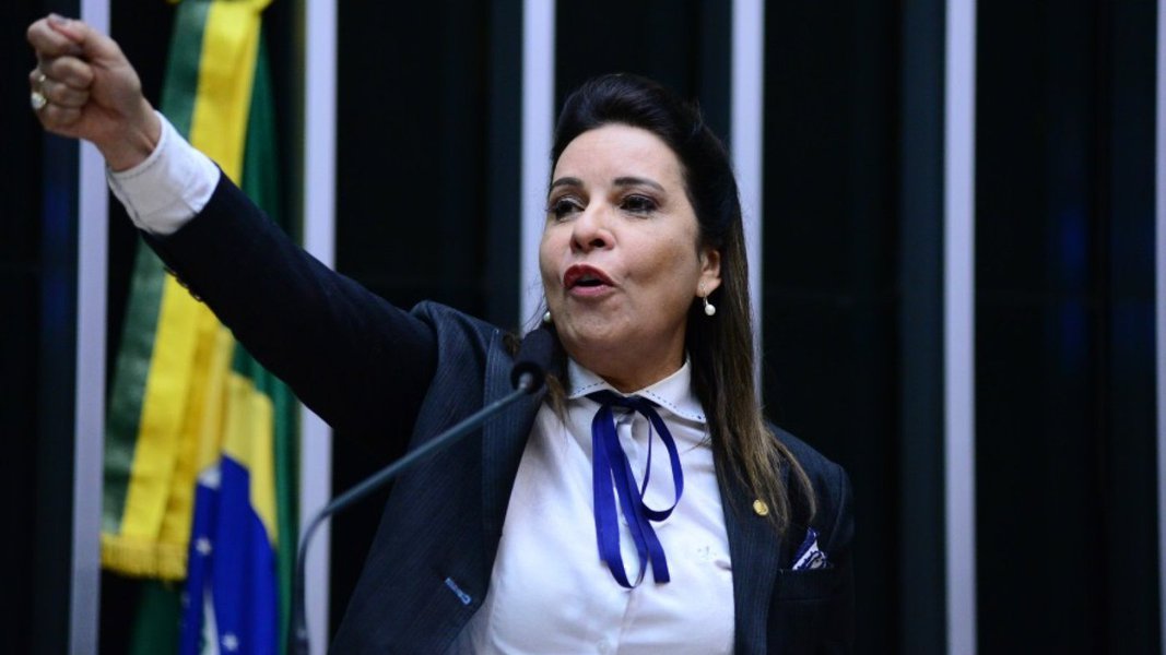 Pelo menos sete dos 70 deputados que votaram 'contra a corrupção' na apreciação da admissibilidade do impeachment são réus no STF por crimes que vão de formação de quadrilha a tentativa de homicídio; Raquel Muniz (PSD), de Minas Gerais, se tornou emblemática menos de 24 horas depois da sessão, com a prisão de seu marido, o prefeito de Montes Claros (MG), Ruy Muniz, por suspeita de corrupção; Raquel disse ao votar que "o Brasil tem jeito", e que "o prefeito de Montes Claros é exemplo disso"; ela também responde a processo, por 'crime de fé pública' (Foto: Romulo Faro) Pelo menos sete dos 70 deputados que votaram 'contra a corrupção' na apreciação da admissibilidade do impeachment são réus no STF por crimes que vão de formação de quadrilha a tentativa de homicídio; Raquel Muniz (PSD), de Minas Gerais, se tornou emblemática menos de 24 horas depois da sessão, com a prisão de seu marido, o prefeito de Montes Claros (MG), Ruy Muniz, por suspeita de corrupção; Raquel disse ao votar que "o Brasil tem jeito", e que "o prefeito de Montes Claros é exemplo disso"; ela também responde a processo, por 'crime de fé pública'