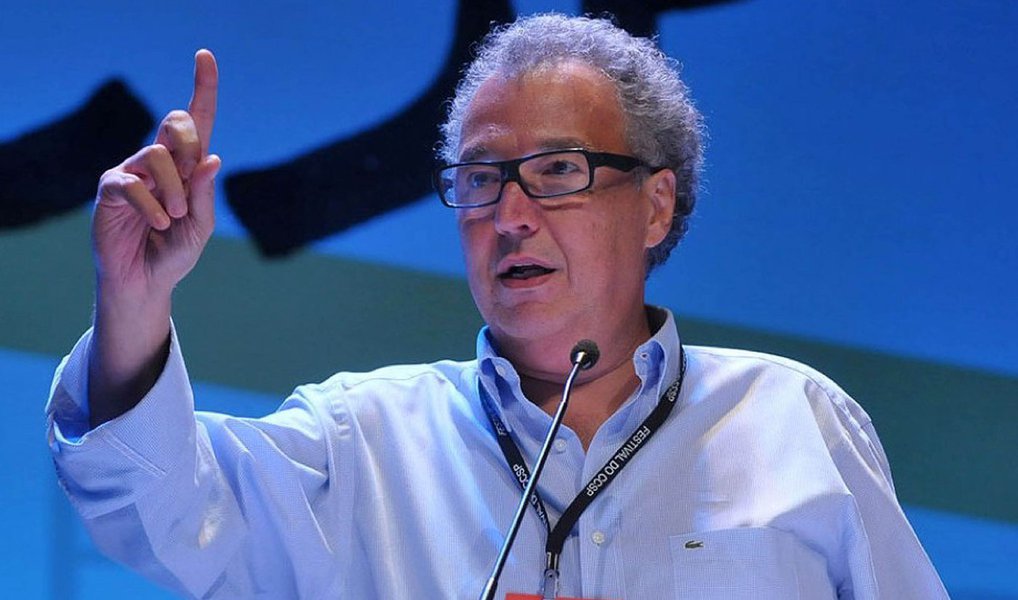 Na maior transação da história do mercado de propaganda do Brasil, o grupo ABC, do publicitário baiano Nizan Guanaes, foi vendido para o americano Omnicom nesta sexta-feira, 20, por uma quantia em torno de R$ 1 bilhão; parte do valor acordado na transação será pago imediatamente e o restante em cinco anos; grupo ABC tem como sócios, além de Nizan Guanaes e Gustavo Valente, o fundo Kinea (do Itaú) e o grupo Icatu; é dono da África, Loducca, CDN, entre outras, e sócio da própria Omnicom na DM9 e na Interbrand (Foto: Aquiles Lins) www.brasil247.com - Na maior transação da história do mercado de propaganda do Brasil, o grupo ABC, do publicitário baiano Nizan Guanaes, foi vendido para o americano Omnicom nesta sexta-feira, 20, por uma quantia em torno de R$ 1 bilhão; parte do valor acordado na transação será pago imediatamente e o restante em cinco anos; grupo ABC tem como sócios, além de Nizan Guanaes e Gustavo Valente, o fundo Kinea (do Itaú) e o grupo Icatu; é dono da África, Loducca, CDN, entre outras, e sócio da própria Omnicom na DM9 e na Interbrand