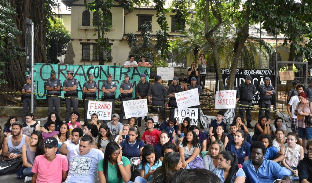 Estudantes do movimento contrário à reorganização escolar em São Paulo desocuparam 53 escolas; duas diretorias estaduais de ensino, nas cidades de Sorocaba e Santo André, também foram devolvidas pelos alunos; de acordo com a Secretaria Estadual da Educação, há ocupações ainda em 145 escolas, desde que o governador Geraldo Alckmin (PSDB) anunciou o recuo em implantar a reorganização da rede de ensino, que levaria ao fechamento de 93 escolas e afetaria 311 mil alunos (Foto: Aquiles Lins) Estudantes do movimento contrário à reorganização escolar em São Paulo desocuparam 53 escolas; duas diretorias estaduais de ensino, nas cidades de Sorocaba e Santo André, também foram devolvidas pelos alunos; de acordo com a Secretaria Estadual da Educação, há ocupações ainda em 145 escolas, desde que o governador Geraldo Alckmin (PSDB) anunciou o recuo em implantar a reorganização da rede de ensino, que levaria ao fechamento de 93 escolas e afetaria 311 mil alunos