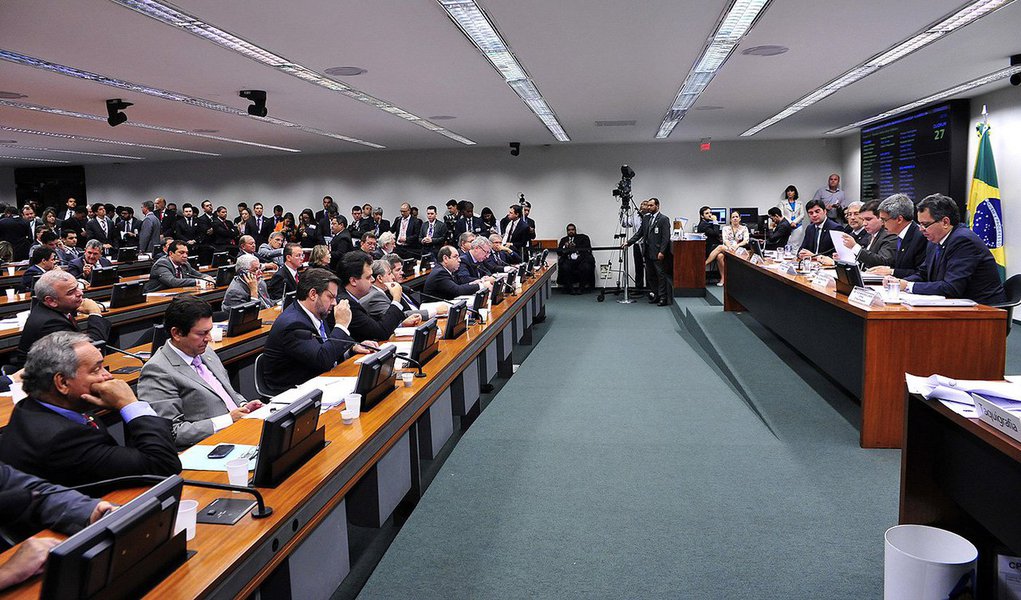 Prazo final para a entrega do relatório da comisão expira na sexta-feira 23 e documento não deve apresentar avanços em relação aos fatos já investigados pela Polícia Federal e pelo Ministério Público Federal; "É um processo em que as pessoas já estão condenadas, sentenciadas, é o inverso das outras CPIs", justificou o relator Luiz Sérgio (PT-RJ); segundo ele, o documento apontará uma série de "sugestões de aprimoramento" à Petrobras (Foto: Paulo Emílio) Prazo final para a entrega do relatório da comisão expira na sexta-feira 23 e documento não deve apresentar avanços em relação aos fatos já investigados pela Polícia Federal e pelo Ministério Público Federal; "É um processo em que as pessoas já estão condenadas, sentenciadas, é o inverso das outras CPIs", justificou o relator Luiz Sérgio (PT-RJ); segundo ele, o documento apontará uma série de "sugestões de aprimoramento" à Petrobras