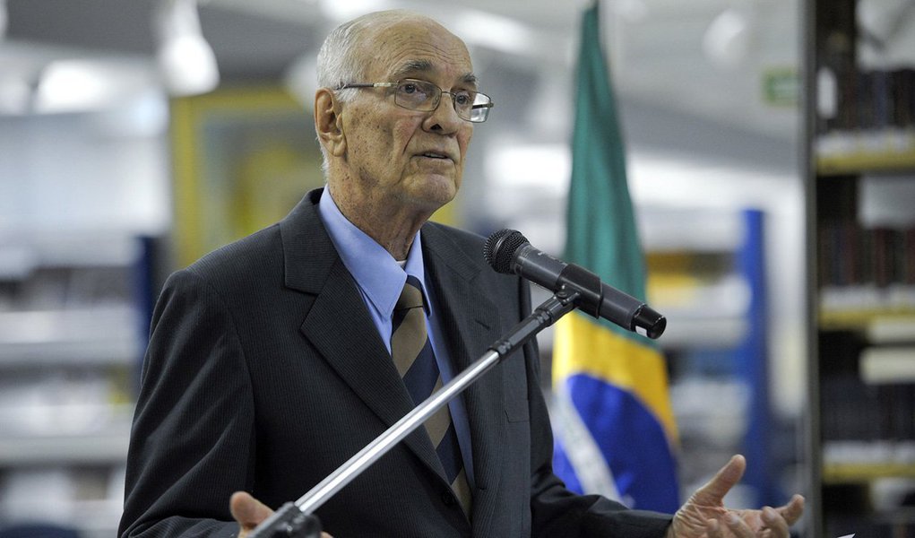 Em artigo, ex-senador Roberto Saturnino Braga alerta para o que ele diz ser "o verdadeiro objetivo" da Operação Lava Jato: "é o golpe contra o Brasil: perseguindo corruptos de um lado só e movendo uma gigantesca campanha de mídia, dar o golpe, derrubar o governo eleito pelo voto popular, estraçalhar a Petrobras e as nossas grandes empresas de engenharia, rebaixar a economia brasileira, esvaziar nossa liderança na América do Sul e tirar o Brasil dos BRICS" (Foto: Gisele Federicce) Em artigo, ex-senador Roberto Saturnino Braga alerta para o que ele diz ser "o verdadeiro objetivo" da Operação Lava Jato: "é o golpe contra o Brasil: perseguindo corruptos de um lado só e movendo uma gigantesca campanha de mídia, dar o golpe, derrubar o governo eleito pelo voto popular, estraçalhar a Petrobras e as nossas grandes empresas de engenharia, rebaixar a economia brasileira, esvaziar nossa liderança na América do Sul e tirar o Brasil dos BRICS"