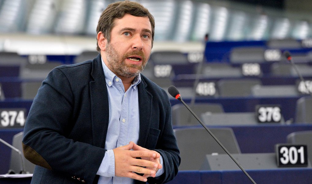 Vice-presidente da Comissão de Relações Exteriores do Parlamento Europeu, Javier Couso enviou carta à chefe da diplomacia europeia e falou de 'golpe brando' no Brasil; ele questiona se a União Européia está acompanhando a crise política brasileira, que “desestabiliza a sexta economia do mundo”; o eurodeputado disse ainda que o processo contra a presidente Dilma está interrompendo “a normalidade institucional” do país e a oposição tem a única intenção de “ganhar por trapaça o que não conseguiu ganhar nas urnas” (Foto: Valter Lima) Vice-presidente da Comissão de Relações Exteriores do Parlamento Europeu, Javier Couso enviou carta à chefe da diplomacia europeia e falou de 'golpe brando' no Brasil; ele questiona se a União Européia está acompanhando a crise política brasileira, que “desestabiliza a sexta economia do mundo”; o eurodeputado disse ainda que o processo contra a presidente Dilma está interrompendo “a normalidade institucional” do país e a oposição tem a única intenção de “ganhar por trapaça o que não conseguiu ganhar nas urnas”