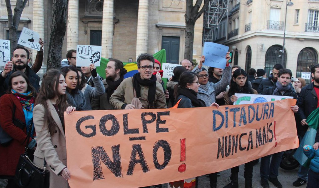 Acompanhando a manifestação nacional em defesa da democracia e contra o golpe que acontecerá nesta quinta-feira, 31, em várias cidades do País, um grupo de brasileiros residentes na França também irá se reunir; terceira manifestação em defesa da democracia acontecerá na Place de La République, no centro de Paris; ato é organizado pelo Movimento Democrático 18 de Março (MD18) (Foto: Aquiles Lins) Acompanhando a manifestação nacional em defesa da democracia e contra o golpe que acontecerá nesta quinta-feira, 31, em várias cidades do País, um grupo de brasileiros residentes na França também irá se reunir; terceira manifestação em defesa da democracia acontecerá na Place de La République, no centro de Paris; ato é organizado pelo Movimento Democrático 18 de Março (MD18)