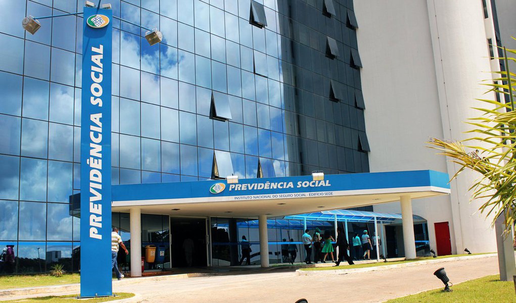 Um estudo realizado por David Beker, chefe de economia e estratégia do Bank of America Merrill Lynch (BofA), aponta a urgência da reforma da Previdência no Brasil: "Não é que chegou a hora de fazer a reforma da Previdência, é que já passou", diz; ele calcula que, se nada for feito, pode significar um custo acumulado de 23% do Produto Interno Bruto (PIB) até 2060; em 2015, o déficit do Regime Geral de Previdência Social (RGPS) foi de 1,5% do PIB (Foto: Roberta Namour) Um estudo realizado por David Beker, chefe de economia e estratégia do Bank of America Merrill Lynch (BofA), aponta a urgência da reforma da Previdência no Brasil: "Não é que chegou a hora de fazer a reforma da Previdência, é que já passou", diz; ele calcula que, se nada for feito, pode significar um custo acumulado de 23% do Produto Interno Bruto (PIB) até 2060; em 2015, o déficit do Regime Geral de Previdência Social (RGPS) foi de 1,5% do PIB