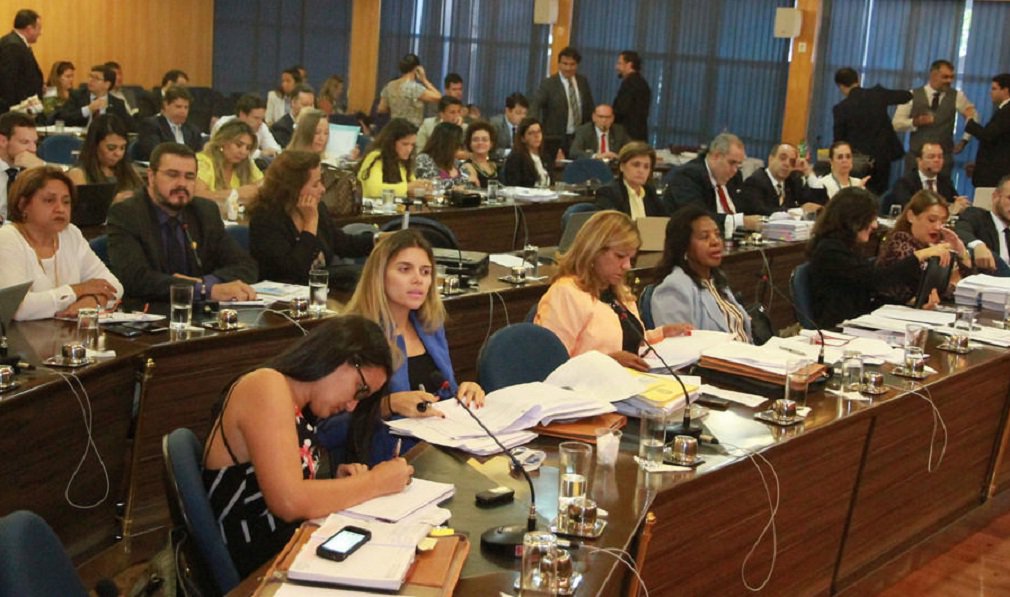Em reunião de emergência na noite desta quarta-feira (16), convocada pela OAB nacional, o Conselho Seccional da OAB de Goiás se posicionou a favor do pedido de afastamento da presidente Dilma Rousseff (PT); foram 62 votos a favor, 11 contra, três abstenções e 14 ausências; para o presidente Lúcio Flávio, a OAB-GO, "que nunca faltou à sociedade brasileira em momentos passados, mais uma vez, se fará presente na defesa da Constituição e do povo brasileiro"; na semana passada, Lúcio Flávio afirmou que o PT havia profissionalizado a corrupção (Foto: José Barbacena) Em reunião de emergência na noite desta quarta-feira (16), convocada pela OAB nacional, o Conselho Seccional da OAB de Goiás se posicionou a favor do pedido de afastamento da presidente Dilma Rousseff (PT); foram 62 votos a favor, 11 contra, três abstenções e 14 ausências; para o presidente Lúcio Flávio, a OAB-GO, "que nunca faltou à sociedade brasileira em momentos passados, mais uma vez, se fará presente na defesa da Constituição e do povo brasileiro"; na semana passada, Lúcio Flávio afirmou que o PT havia profissionalizado a corrupção