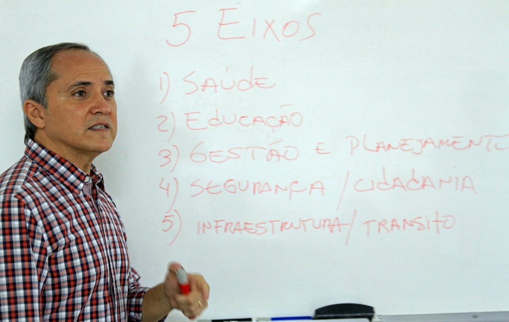“O Paço virou um enorme balcão de negócios. Predomina a distribuição de cargos comissionados e de altos salários para os apaniguados. A prefeitura não pode ser cabide de empregos. Se isso acontece, todo o resto fica prejudicado”; é o que afirma o engenheiro Luiz Bittencourt (PTB), pré-candidato à prefeitura de Goiânia (Foto: José Barbacena) “O Paço virou um enorme balcão de negócios. Predomina a distribuição de cargos comissionados e de altos salários para os apaniguados. A prefeitura não pode ser cabide de empregos. Se isso acontece, todo o resto fica prejudicado”; é o que afirma o engenheiro Luiz Bittencourt (PTB), pré-candidato à prefeitura de Goiânia