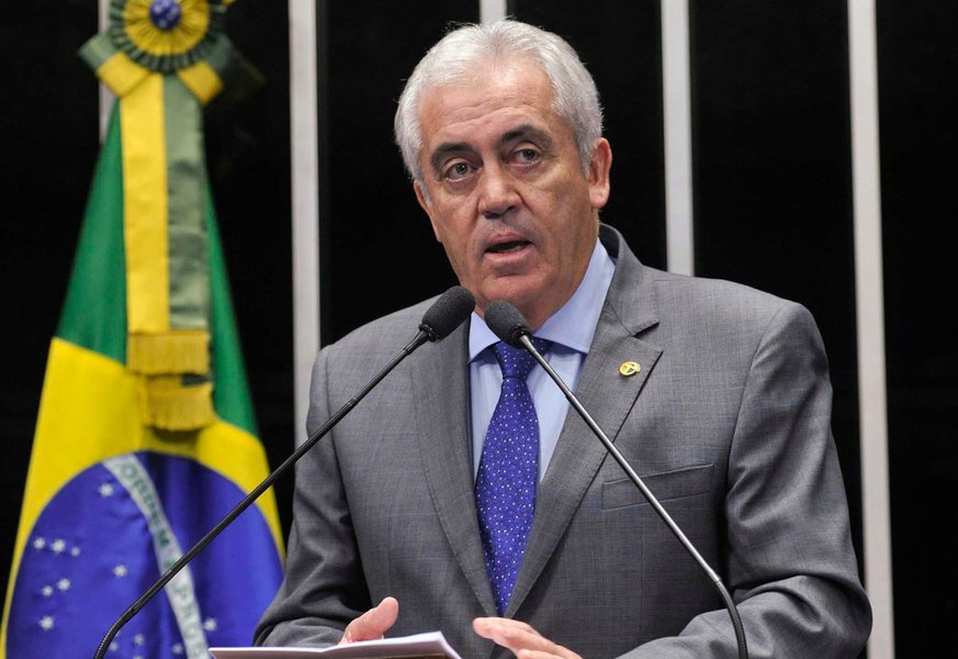 A Polícia do Senado apura ameaças de morte contra o senador baiano Otto Alencar em função de emenda apresentada por ele ao projeto de lei que trata do Revalida; ele apresentou emenda ao projeto na qual propõe a exigência de residência médica para formandos em medicina no exterior por período mínimo de dois anos, no país do curso concluído ou em um terceiro país; "...não serão poucas as milícias formadas por médicos de origem brasileira formados no exterior que irão se originar querendo lhe matar e será bem feito, porque de políticos como o senhor o povo brasileiro está de saco cheio, e agora a população está prestes a começar a queimar vivo imundícias (sic) como o senhor...", diz em mensagem pelo Facebook um usuário que se identifica como Guisepe Mercedes Arias (Foto: Romulo Faro) A Polícia do Senado apura ameaças de morte contra o senador baiano Otto Alencar em função de emenda apresentada por ele ao projeto de lei que trata do Revalida; ele apresentou emenda ao projeto na qual propõe a exigência de residência médica para formandos em medicina no exterior por período mínimo de dois anos, no país do curso concluído ou em um terceiro país; "...não serão poucas as milícias formadas por médicos de origem brasileira formados no exterior que irão se originar querendo lhe matar e será bem feito, porque de políticos como o senhor o povo brasileiro está de saco cheio, e agora a população está prestes a começar a queimar vivo imundícias (sic) como o senhor...", diz em mensagem pelo Facebook um usuário que se identifica como Guisepe Mercedes Arias