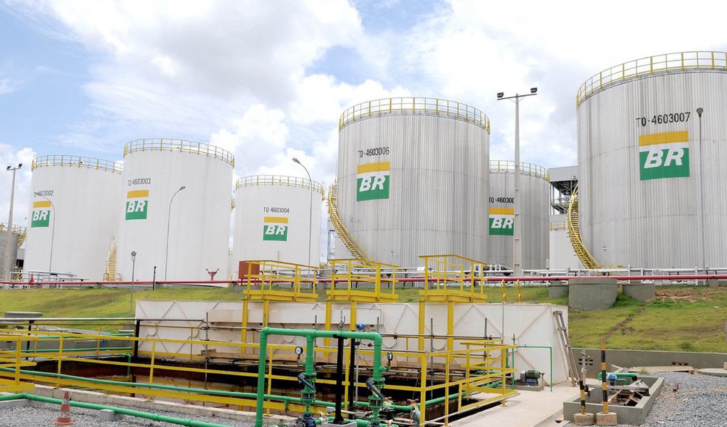A Petrobras negou nesta sexta (22) que a nova decisão liminar, proferida pela 28ª Vara Federal do Rio de Janeiro, decretando a indisponibilidade dos 49% de participação da Gaspetro, tenha como consequência a suspensão da operação de venda das ações da subsidiária da estatal para a Mitsui; segundo a nota, a decisão da Justiça Federal apenas “determina que a compradora não poderá dispor das ações adquiridas”, sem necessariamente suspender a operação
(Foto: Valter Lima) A Petrobras negou nesta sexta (22) que a nova decisão liminar, proferida pela 28ª Vara Federal do Rio de Janeiro, decretando a indisponibilidade dos 49% de participação da Gaspetro, tenha como consequência a suspensão da operação de venda das ações da subsidiária da estatal para a Mitsui; segundo a nota, a decisão da Justiça Federal apenas “determina que a compradora não poderá dispor das ações adquiridas”, sem necessariamente suspender a operação