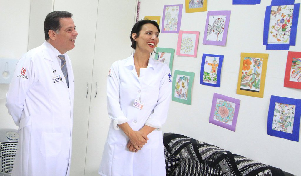 Nesta segunda-feira, o governador Marconi Perillo inaugurou as novas instalações do Condomínio Solidariedade, casa de apoio da Secretaria Estadual de Saúde para portadores de HIV/Aids, gerido pela Organização Social Instituto Sócrates Guanaes; "Fico muito feliz com o resultado da Saúde em Goiás. Nós tomamos a decisão de mudar o conceito de gestão dos hospitais do Estado para termos eficiência e qualidade no sistema de Saúde"; "É bom ressaltar que o que importa é o profissionalismo. Nossa preocupação é oferecer serviços humanizados à população e estamos tendo esse resultado com as Organizações Sociais (OSs). É importante que se ressalte isso" (Foto: José Barbacena) Nesta segunda-feira, o governador Marconi Perillo inaugurou as novas instalações do Condomínio Solidariedade, casa de apoio da Secretaria Estadual de Saúde para portadores de HIV/Aids, gerido pela Organização Social Instituto Sócrates Guanaes; "Fico muito feliz com o resultado da Saúde em Goiás. Nós tomamos a decisão de mudar o conceito de gestão dos hospitais do Estado para termos eficiência e qualidade no sistema de Saúde"; "É bom ressaltar que o que importa é o profissionalismo. Nossa preocupação é oferecer serviços humanizados à população e estamos tendo esse resultado com as Organizações Sociais (OSs). É importante que se ressalte isso"
