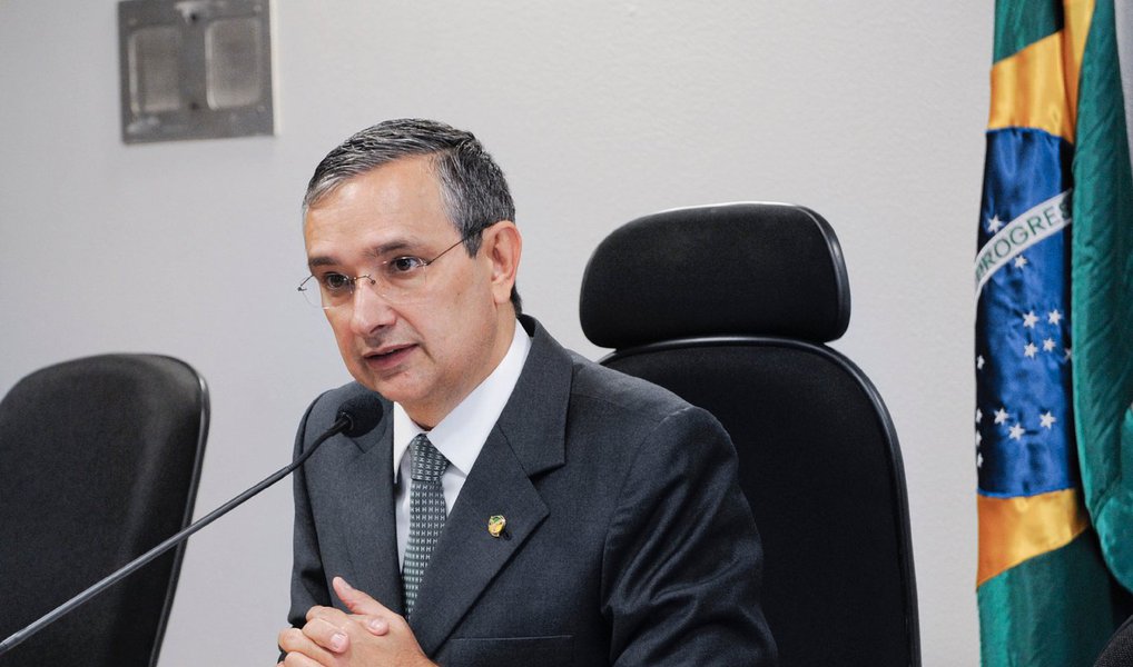 "Isso é uma decisão minha, mas que passa pelo grupo, mas nunca tive medo de nenhum desafio. Procuro me preparar o tempo todo. Para onde vou carrego meus livros, me qualificando para os desafios de agora e do amanhã. Encarro com muita naturalidade. Sei da realidade do Estado e de cada município. Inclusive Aracaju. O futuro, Deus vai comandar, mas com um pouco do nosso direcionamento também. Vamos ver o que o nosso bloco pensa para o futuro de Aracaju", afirmou o senador Eduardo Amorim (PSC) (Foto: Valter Lima) "Isso é uma decisão minha, mas que passa pelo grupo, mas nunca tive medo de nenhum desafio. Procuro me preparar o tempo todo. Para onde vou carrego meus livros, me qualificando para os desafios de agora e do amanhã. Encarro com muita naturalidade. Sei da realidade do Estado e de cada município. Inclusive Aracaju. O futuro, Deus vai comandar, mas com um pouco do nosso direcionamento também. Vamos ver o que o nosso bloco pensa para o futuro de Aracaju", afirmou o senador Eduardo Amorim (PSC)