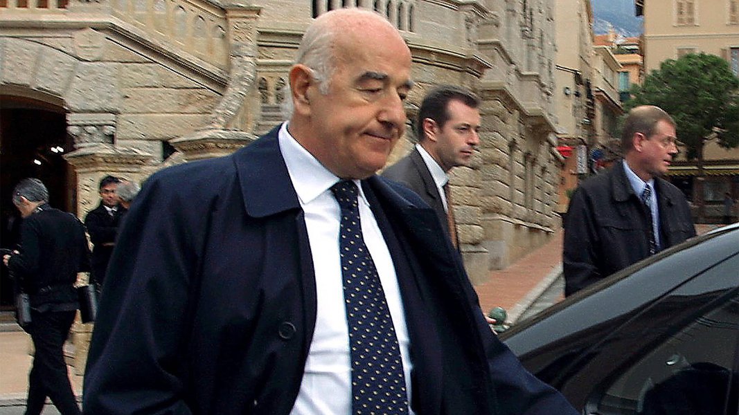 Justiça Federal determinou o bloqueio de bens do banqueiro Joseph Safra em até R$ 1 milhão, em atendimento a um pedido feito pelo Ministério Público Federal em uma ação derivada da Operação Zelotes; na decisão, o juiz Rodrigo Parente Paiva Bentemuller, da 15ª Vara Federal de Brasília, argumentou que há "fortes indícios de negociações de propina" por parte do banqueiro; Operação Zelotes investiga desvios na Conselho Administrativo de Recursos Fiscais (Carf), órgão ligado ao Ministério da Fazenda que é a última instância administrativa de recurso contra cobranças tributárias (Foto: Aquiles Lins) Justiça Federal determinou o bloqueio de bens do banqueiro Joseph Safra em até R$ 1 milhão, em atendimento a um pedido feito pelo Ministério Público Federal em uma ação derivada da Operação Zelotes; na decisão, o juiz Rodrigo Parente Paiva Bentemuller, da 15ª Vara Federal de Brasília, argumentou que há "fortes indícios de negociações de propina" por parte do banqueiro; Operação Zelotes investiga desvios na Conselho Administrativo de Recursos Fiscais (Carf), órgão ligado ao Ministério da Fazenda que é a última instância administrativa de recurso contra cobranças tributárias