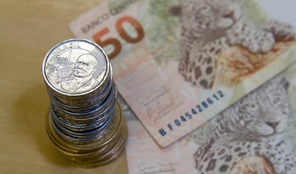 Arrecadação federal registrou novo declínio em março, com queda real de 6,96% sobre igual mês de 2015, chegando a R$ 95,779 bilhões, em meio à contínua fraqueza da atividade econômica.; resultado é o pior para a arrecadação em março desde 2010, quando somou R$ 91,139 bilhões, cifra corrigida pela inflação (Foto: Paulo Emílio) Arrecadação federal registrou novo declínio em março, com queda real de 6,96% sobre igual mês de 2015, chegando a R$ 95,779 bilhões, em meio à contínua fraqueza da atividade econômica.; resultado é o pior para a arrecadação em março desde 2010, quando somou R$ 91,139 bilhões, cifra corrigida pela inflação