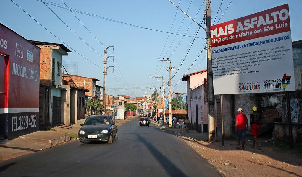 O governador do Maranhão, Flávio Dino, estará, neste sábado (26), em São Mateus, para inaugurar obras e anunciar novos investimentos; na pauta da visita, ações nas áreas de infraestrutura, saúde e melhorias no abastecimento de água da cidade; no âmbito do Programa ‘Mais Asfalto’, o governador entregará seis quilômetros de pavimentação asfáltica ao município, a partir de investimentos da ordem de R$ 2,8 milhões, beneficiando a mobilidade urbana, dando maior fluxo às ruas e avenidas da cidade de São Mateus e dando melhores condições a mais de 40 mil pessoas (Foto: Leonardo Lucena) O governador do Maranhão, Flávio Dino, estará, neste sábado (26), em São Mateus, para inaugurar obras e anunciar novos investimentos; na pauta da visita, ações nas áreas de infraestrutura, saúde e melhorias no abastecimento de água da cidade; no âmbito do Programa ‘Mais Asfalto’, o governador entregará seis quilômetros de pavimentação asfáltica ao município, a partir de investimentos da ordem de R$ 2,8 milhões, beneficiando a mobilidade urbana, dando maior fluxo às ruas e avenidas da cidade de São Mateus e dando melhores condições a mais de 40 mil pessoas