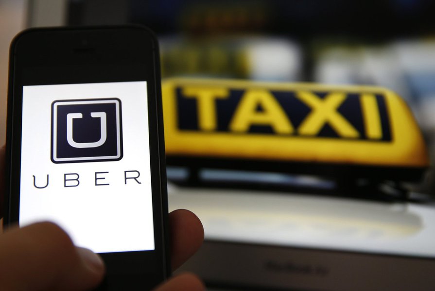 Mesmo enfrentando a resistência dos taxistas, a plataforma Uber começa a funcionar hoje, a partir das 14 horas, em Fortaleza; o serviço custa em média, 35% mais barato que os táxis convencionais na bandeira 1 e 50%, na bandeira 2; o Sindicato dos Taxistas do Ceará deve realizar uma reunião, neste final de semana, para discutir como barrar a implantação do serviço em Fortaleza.; ontem, o vereador Ronivaldo Maia (PT) apresentou, na Câmara Municipal, um projeto de lei com o objetivo de regulamentar o serviço; a Prefeitura de Fortaleza ainda não se pronunciou sobre o assunto (Foto: Fatima 247) Mesmo enfrentando a resistência dos taxistas, a plataforma Uber começa a funcionar hoje, a partir das 14 horas, em Fortaleza; o serviço custa em média, 35% mais barato que os táxis convencionais na bandeira 1 e 50%, na bandeira 2; o Sindicato dos Taxistas do Ceará deve realizar uma reunião, neste final de semana, para discutir como barrar a implantação do serviço em Fortaleza.; ontem, o vereador Ronivaldo Maia (PT) apresentou, na Câmara Municipal, um projeto de lei com o objetivo de regulamentar o serviço; a Prefeitura de Fortaleza ainda não se pronunciou sobre o assunto