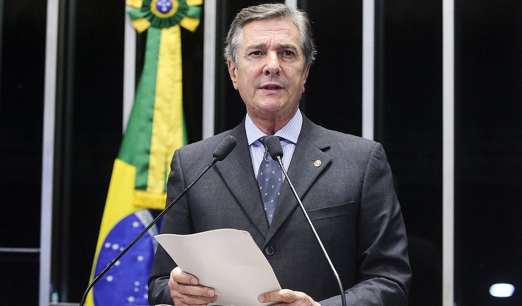 Senador Fernando Collor (PTB-AL) afirmou que, se o Supremo Tribunal Federal alterar o procedimento agora, a "decisão poderá ser considerada como um golpe no passado, e no presente"; "O fato é que entre tantas leituras e releituras, entre tantos fatos e versões, seria até passível de se questionar, diante de novas regras que querem impor, a possibilidade de um direito readquirido. Ou seja, não seria o caso de se rever aquela decisão de 1992 e reconhecer, pelos novos fatos, pelas novas interpretações e pelo novo rito processual, um vício de origem naquele processo de 1992?", questionou, o parlamentar da tribuna do Senado (Foto: Voney Malta) Senador Fernando Collor (PTB-AL) afirmou que, se o Supremo Tribunal Federal alterar o procedimento agora, a "decisão poderá ser considerada como um golpe no passado, e no presente"; "O fato é que entre tantas leituras e releituras, entre tantos fatos e versões, seria até passível de se questionar, diante de novas regras que querem impor, a possibilidade de um direito readquirido. Ou seja, não seria o caso de se rever aquela decisão de 1992 e reconhecer, pelos novos fatos, pelas novas interpretações e pelo novo rito processual, um vício de origem naquele processo de 1992?", questionou, o parlamentar da tribuna do Senado