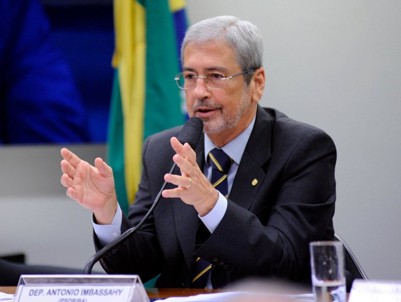Um dos maiores agitadores do golpe, o líder do PSDB na Câmara dos Deputados, Antônio Imbassahy, está entre os políticos de uma lista de propina da Odebrecht da década de 1980; com o codinome 'Almofadinha', Imbassahy é listado como beneficiário da obra da barragem de Pedra do Cavalo, quando ele era presidente da Companhia de Eletricidade da Bahia (Coelba); o tucano ficou no cargo entre 1979 e 1984, cinco dos seis anos de execução da obra (Foto: Romulo Faro) Um dos maiores agitadores do golpe, o líder do PSDB na Câmara dos Deputados, Antônio Imbassahy, está entre os políticos de uma lista de propina da Odebrecht da década de 1980; com o codinome 'Almofadinha', Imbassahy é listado como beneficiário da obra da barragem de Pedra do Cavalo, quando ele era presidente da Companhia de Eletricidade da Bahia (Coelba); o tucano ficou no cargo entre 1979 e 1984, cinco dos seis anos de execução da obra