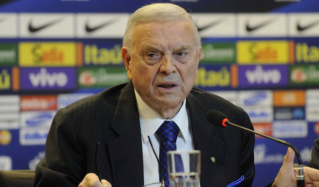 Defesa do ex-presidente da CBF José Maria Marin pediu para a Justiça de Nova York estender novamente o prazo de pagamento de parte da fiança do ex-dirigente, após o governo norte-americano recusar a carta de crédito de US$ 2 milhões; advogado de Marin diz que o governo americano rejeitou a garantia por ser proveniente de instituição bancária brasileira, e não americana, mas que aceitou rever os documentos (Foto: Paulo Emílio) Defesa do ex-presidente da CBF José Maria Marin pediu para a Justiça de Nova York estender novamente o prazo de pagamento de parte da fiança do ex-dirigente, após o governo norte-americano recusar a carta de crédito de US$ 2 milhões; advogado de Marin diz que o governo americano rejeitou a garantia por ser proveniente de instituição bancária brasileira, e não americana, mas que aceitou rever os documentos