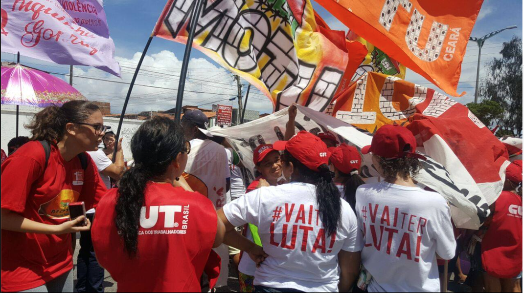 O Dia do Trabalhador foi celebrado neste domingo (1) com passeata pelas ruas de Fortaleza. Centrais sindicais e movimentos sociais alertaram para a possível retirada de direitos a partir de projetos que tramitam no Congresso Nacional, reafirmaram posição contrária ao impeachment da presidente Dilma e criticaram o golpe armado por Michel Temer e Eduardo Cunha (Foto: Rodrigo Rocha) O Dia do Trabalhador foi celebrado neste domingo (1) com passeata pelas ruas de Fortaleza. Centrais sindicais e movimentos sociais alertaram para a possível retirada de direitos a partir de projetos que tramitam no Congresso Nacional, reafirmaram posição contrária ao impeachment da presidente Dilma e criticaram o golpe armado por Michel Temer e Eduardo Cunha