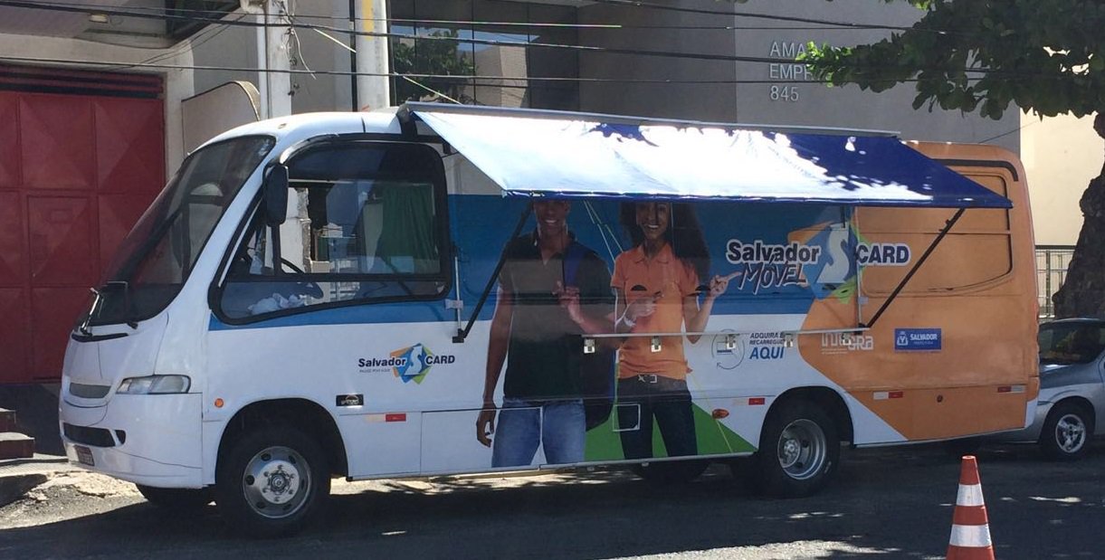 A Prefeitura de Salvador lançou o 'SalvadorCard Móvel', veículo cujo objetivo é proporcionar os serviços com mais comodidade para os usuários, com circulação pelos bairros com atendimento das 5h30 às 13h30; os usuários do transporte público poderão adquirir gratuitamente ou realizar a recarga do cartão do Bilhete Avulso, que promove a integração entre os coletivos da cidade; expectativa é de que na próxima etapa da ação também seja oferecida a recarga do cartão de estudante, quando o roteiro será voltado para áreas escolares (Foto: Romulo Faro) A Prefeitura de Salvador lançou o 'SalvadorCard Móvel', veículo cujo objetivo é proporcionar os serviços com mais comodidade para os usuários, com circulação pelos bairros com atendimento das 5h30 às 13h30; os usuários do transporte público poderão adquirir gratuitamente ou realizar a recarga do cartão do Bilhete Avulso, que promove a integração entre os coletivos da cidade; expectativa é de que na próxima etapa da ação também seja oferecida a recarga do cartão de estudante, quando o roteiro será voltado para áreas escolares