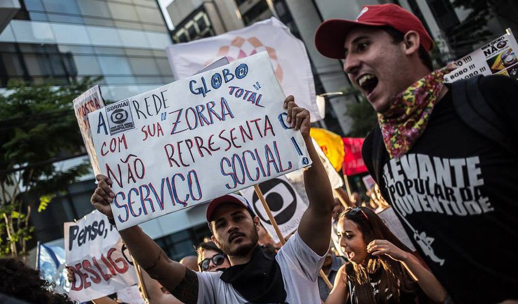 Viração, que promove a educomunicação junto à juventude, foi convidada pela GloboNews a participar de conversa sobre jornalismo colaborativo em dia 31 de março, aniversário do Golpe Militar de 64; grupo alega que "diverge em absolutamente tudo o que pratica a Rede Globo", que viola o direito humano à comunicação e atua fortemente para impedir qualquer tentativa de democratização das comunicações no País; "A democracia nos é muito cara e caminhamos ao lado de pessoas e movimentos que dedicaram e dedicam suas vidas a ela. Além disso, não acreditamos que a Rede Globo possa realizar uma iniciativa de 'jornalismo colaborativo', pois a colaboração só pode se dar em relações pautadas pela igualdade, solidariedade e respeito" (Foto: Realle Palazzo-Martini) Viração, que promove a educomunicação junto à juventude, foi convidada pela GloboNews a participar de conversa sobre jornalismo colaborativo em dia 31 de março, aniversário do Golpe Militar de 64; grupo alega que "diverge em absolutamente tudo o que pratica a Rede Globo", que viola o direito humano à comunicação e atua fortemente para impedir qualquer tentativa de democratização das comunicações no País; "A democracia nos é muito cara e caminhamos ao lado de pessoas e movimentos que dedicaram e dedicam suas vidas a ela. Além disso, não acreditamos que a Rede Globo possa realizar uma iniciativa de 'jornalismo colaborativo', pois a colaboração só pode se dar em relações pautadas pela igualdade, solidariedade e respeito"