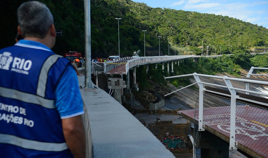 Um laudo deve identificar dentro de um mês a causa da queda de um trecho da ciclovia Tim Maia, em São Conrado, na Zona Sul do Rio, que deixou dois mortos; caso se concretize a tese de problemas na execução apontada por engenheiros o consórcio responsável pela obra pode ser multado em até 20% do valor do contrato, ou seja, em R$ 8,9 milhões, e não poderia mais participar de licitações da administração pública carioca (Foto: Leonardo Lucena) Um laudo deve identificar dentro de um mês a causa da queda de um trecho da ciclovia Tim Maia, em São Conrado, na Zona Sul do Rio, que deixou dois mortos; caso se concretize a tese de problemas na execução apontada por engenheiros o consórcio responsável pela obra pode ser multado em até 20% do valor do contrato, ou seja, em R$ 8,9 milhões, e não poderia mais participar de licitações da administração pública carioca