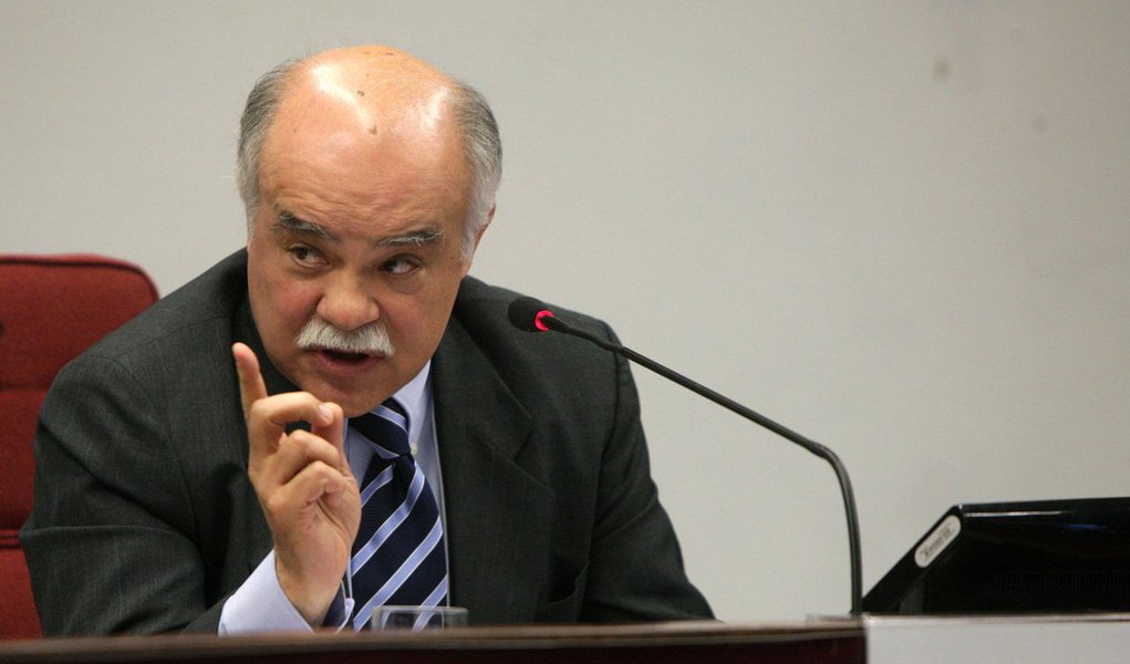 Diretor do Brazil Institute, do Woodrow Wilson International Center, Paulo Sotero diz que o pedido de impeachment deve parar a economia no curto prazo e gera uma série de incertezas para o país; “Há sim uma ponta de preocupação. E há também um lamento. O Brasil passou de exemplo de democracia para a região, para um problema, um ponto de preocupação”, afirma (Foto: Roberta Namour) Diretor do Brazil Institute, do Woodrow Wilson International Center, Paulo Sotero diz que o pedido de impeachment deve parar a economia no curto prazo e gera uma série de incertezas para o país; “Há sim uma ponta de preocupação. E há também um lamento. O Brasil passou de exemplo de democracia para a região, para um problema, um ponto de preocupação”, afirma