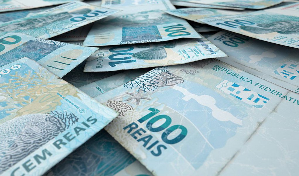Com arrecadação reduzida e atrelados a acordos de reajustes salariais, 13 estados e o Distrito Federal estão estourando os limites da Lei de Responsabilidade Fiscal para as despesas com o funcionalismo local; situação está mais crítica em Alagoas, no Distrito Federal, em Mato Grosso, na Paraíba, em Pernambuco, no Rio Grande do Norte e no Tocantins, que ultrapassaram o limite máximo de 49% da receita corrente líquida (RCL) nos gastos com o funcionalismo público até agosto; sete estados – Amazonas, Goiás, Minas Gerais, Pará, Rio Grande do Sul, Santa Catarina e Sergipe – ultrapassaram o limite prudencial, 46,55% da RCL (Foto: José Barbacena) Com arrecadação reduzida e atrelados a acordos de reajustes salariais, 13 estados e o Distrito Federal estão estourando os limites da Lei de Responsabilidade Fiscal para as despesas com o funcionalismo local; situação está mais crítica em Alagoas, no Distrito Federal, em Mato Grosso, na Paraíba, em Pernambuco, no Rio Grande do Norte e no Tocantins, que ultrapassaram o limite máximo de 49% da receita corrente líquida (RCL) nos gastos com o funcionalismo público até agosto; sete estados – Amazonas, Goiás, Minas Gerais, Pará, Rio Grande do Sul, Santa Catarina e Sergipe – ultrapassaram o limite prudencial, 46,55% da RCL