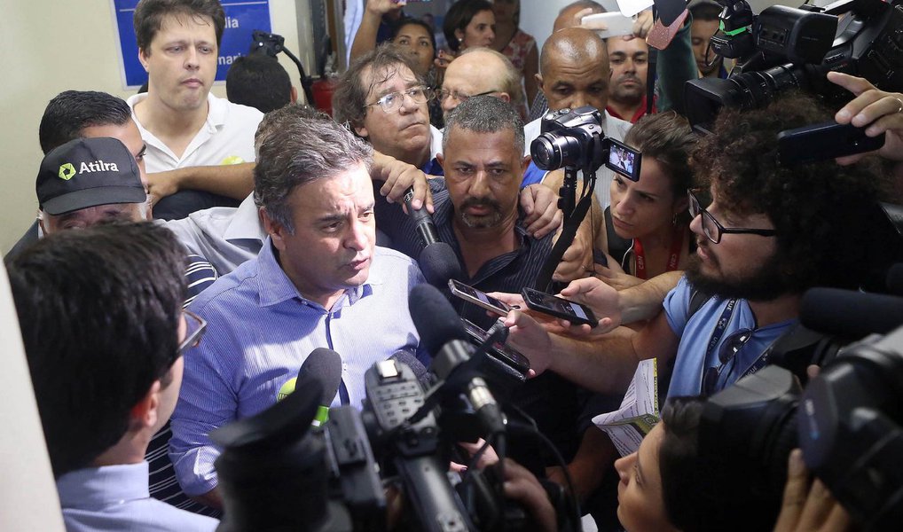 O presidente do PSDB, senador Aécio Neves, disse, nesta quarta (13), que a proposta da presidente Dilma Rousseff de fazer um pacto político no país, incluindo oposição, trabalhadores e empresários, caso o impeachment não seja aprovado na Câmara, "vem tardiamente"; "Acredito na necessidade desse pacto em torno de uma agenda mínima de reformas, mas ele deverá ocorrer sem a presença da presidente Dilma na presidência da República; sobre um eventual governo de Michel Temer (PMDB), o tucano defende que o peemedebista monte um ministério de notáveis e não ceda à distribuição de cargos para "nacos partidários"; segundo ele, o PSDB não fará indicações para compor o governo Temer (Foto: Valter Lima) O presidente do PSDB, senador Aécio Neves, disse, nesta quarta (13), que a proposta da presidente Dilma Rousseff de fazer um pacto político no país, incluindo oposição, trabalhadores e empresários, caso o impeachment não seja aprovado na Câmara, "vem tardiamente"; "Acredito na necessidade desse pacto em torno de uma agenda mínima de reformas, mas ele deverá ocorrer sem a presença da presidente Dilma na presidência da República; sobre um eventual governo de Michel Temer (PMDB), o tucano defende que o peemedebista monte um ministério de notáveis e não ceda à distribuição de cargos para "nacos partidários"; segundo ele, o PSDB não fará indicações para compor o governo Temer
