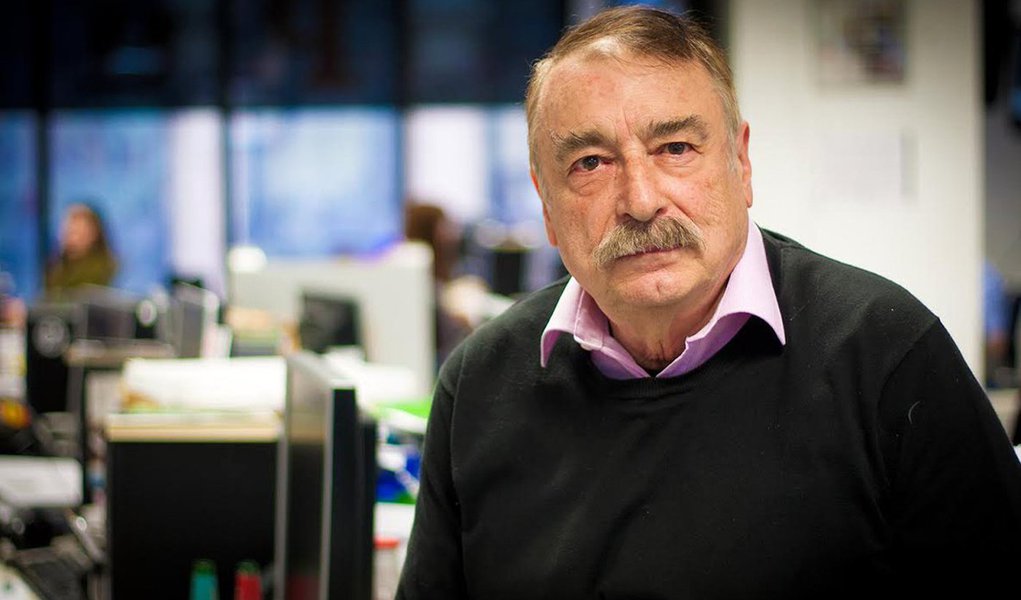 Jornalista espanhol e editor do periódico Le Monde Dilomatique, Ignacio Ramonet, destacou a onda de crescimento da direita no mundo e as tentativas de desestabilização em países progressistas; "Estamos observando o Brasil, onde se tenta dar um golpe de Estado judicial contra o governo de Dilma Rousseff, e também na Venezuela, onde a maioria opositora da Assembleia Nacional quer impor leis que, na verdade, não estão previstas pela Constituição", afirmou (Foto: Aquiles Lins) Jornalista espanhol e editor do periódico Le Monde Dilomatique, Ignacio Ramonet, destacou a onda de crescimento da direita no mundo e as tentativas de desestabilização em países progressistas; "Estamos observando o Brasil, onde se tenta dar um golpe de Estado judicial contra o governo de Dilma Rousseff, e também na Venezuela, onde a maioria opositora da Assembleia Nacional quer impor leis que, na verdade, não estão previstas pela Constituição", afirmou