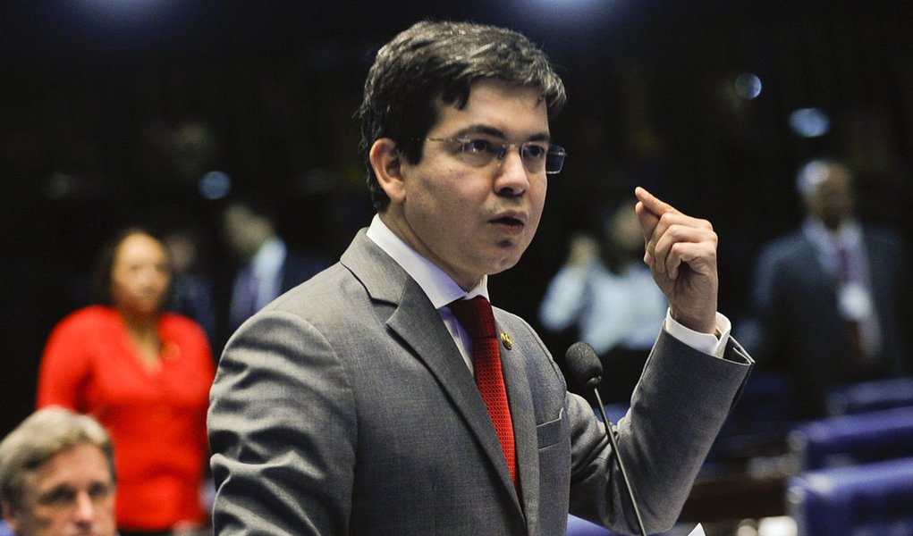 Senador Randolfe Rodrigues (Rede-AP) entregou uma carta ao ministro Jaques Wagner uma carta assinada por 11 senadores pedindo o apoio da presidente Dilma Rousseff na aprovação de uma Proposta de Emenda Constitucional (PEC) para a realização de eleições presidenciais antecipadas, em outubro deste ano; "Apelamos à Vossa Excelência em favor de uma posição altiva de apoio a uma saída da crise pelo voto popular, para que se reconheça a gravidade do momento e se coloque à disposição do povo brasileiro, acatando soberana decisão do Congresso Nacional pela convocação de novas eleições presidenciais", diz um trecho do documento; proposta foi apresentada ao ex-presidente Luiz Inácio Lula da Silva na quarta-feira e deverá ser discutida por Dilma e Wagner nesta quinta-feira (28) (Foto: Paulo Emílio) Senador Randolfe Rodrigues (Rede-AP) entregou uma carta ao ministro Jaques Wagner uma carta assinada por 11 senadores pedindo o apoio da presidente Dilma Rousseff na aprovação de uma Proposta de Emenda Constitucional (PEC) para a realização de eleições presidenciais antecipadas, em outubro deste ano; "Apelamos à Vossa Excelência em favor de uma posição altiva de apoio a uma saída da crise pelo voto popular, para que se reconheça a gravidade do momento e se coloque à disposição do povo brasileiro, acatando soberana decisão do Congresso Nacional pela convocação de novas eleições presidenciais", diz um trecho do documento; proposta foi apresentada ao ex-presidente Luiz Inácio Lula da Silva na quarta-feira e deverá ser discutida por Dilma e Wagner nesta quinta-feira (28)