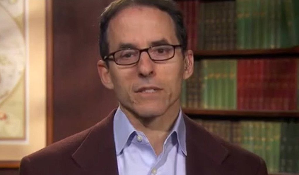 Presidente da Just Foreign Policy, organização norte-americana especializada em política externa, Mark Weisbrot denuncia “golpe sórdido” no Brasil; “Para traçar uma analogia com os Estados Unidos, quando os republicanos se negaram a elevar o teto da dívida, em 2013, a administração Obama recorreu a vários truques de contabilidade para adiar o prazo final no qual se alcançaria o limite. Ninguém se incomodou com isso”, ressalta; “A campanha do impeachment, que o governo descreveu corretamente como golpe, é um esforço da elite brasileira tradicional para obter por outros meios aquilo que não conseguiu conquistar nas urnas nos últimos anos” (Foto: Roberta Namour) Presidente da Just Foreign Policy, organização norte-americana especializada em política externa, Mark Weisbrot denuncia “golpe sórdido” no Brasil; “Para traçar uma analogia com os Estados Unidos, quando os republicanos se negaram a elevar o teto da dívida, em 2013, a administração Obama recorreu a vários truques de contabilidade para adiar o prazo final no qual se alcançaria o limite. Ninguém se incomodou com isso”, ressalta; “A campanha do impeachment, que o governo descreveu corretamente como golpe, é um esforço da elite brasileira tradicional para obter por outros meios aquilo que não conseguiu conquistar nas urnas nos últimos anos”