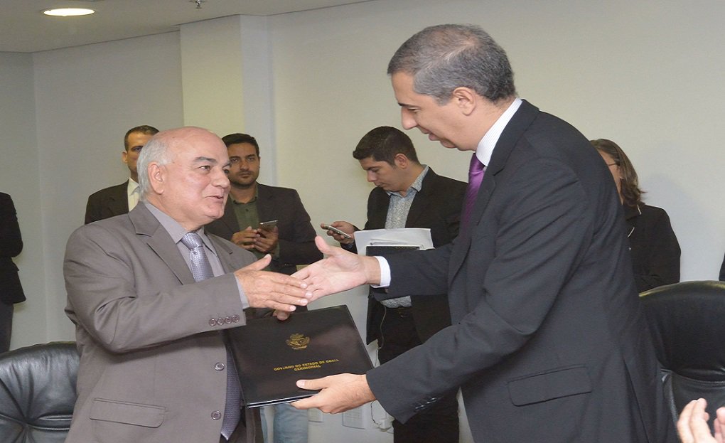 Secretário de Segurança, José Eliton, entregou nesta quarta-feira ao presidente da Alego, Helio de Sousa, o projeto de lei que institui indenização para o pagamento de defesa técnica aos integrantes das forças de segurança do Estado; foi um compromisso firmado por Eliton com a categoria assim que ele assumiu a secretaria; “Com esse conjunto de ações, Goiás vai se colocando mais uma vez como o estado inovador, que está um passo adiante, graças à força, determinação e consciência de um governador que tem na sua trajetória a marca da valorização dos servidores públicos”, disse Eliton (Foto: José Barbacena) Secretário de Segurança, José Eliton, entregou nesta quarta-feira ao presidente da Alego, Helio de Sousa, o projeto de lei que institui indenização para o pagamento de defesa técnica aos integrantes das forças de segurança do Estado; foi um compromisso firmado por Eliton com a categoria assim que ele assumiu a secretaria; “Com esse conjunto de ações, Goiás vai se colocando mais uma vez como o estado inovador, que está um passo adiante, graças à força, determinação e consciência de um governador que tem na sua trajetória a marca da valorização dos servidores públicos”, disse Eliton