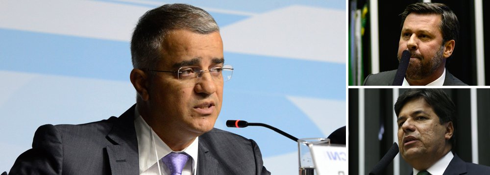 Jornalista Kennedy Alencar criticou nesta terça-feira, 8, a reaproximação com Eduardo Cunha de partidos da oposição como PSDB e DEM, liderados por Carlos Sampaio e Mendonça Filho; "A oposição erra ao dar um novo abraço em Eduardo Cunha. Quando o PSDB e o DEM se aliam ao presidente da Câmara, enfraquecem a possibilidade de impeachment", afirma; para ele, Cunha é um mau advogado do impeachment, porque seus atos estão contaminados pelo interesse em jogar para o segundo plano as graves acusações de corrupção que pesam contra ele (Foto: Aquiles Lins) Jornalista Kennedy Alencar criticou nesta terça-feira, 8, a reaproximação com Eduardo Cunha de partidos da oposição como PSDB e DEM, liderados por Carlos Sampaio e Mendonça Filho; "A oposição erra ao dar um novo abraço em Eduardo Cunha. Quando o PSDB e o DEM se aliam ao presidente da Câmara, enfraquecem a possibilidade de impeachment", afirma; para ele, Cunha é um mau advogado do impeachment, porque seus atos estão contaminados pelo interesse em jogar para o segundo plano as graves acusações de corrupção que pesam contra ele