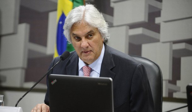 "Senadores comentam que a situação jurídica do senador Delcídio Amaral, preso na semana passada pela Operação Lava Jato, é absolutamente irregular. Mas protestar contra o STF nesta hora, quem há de?", pergunta Tereza Cruvinel, colunista do 247; ela lembra que "as prisões em flagrante são de curta duração. A lei prevê uma audiência de custódia no prazo de 24 horas e a liberação do réu para que responda ao processo"; e destaca o fato de que a prisão de Delcídio não pode ser convertida em preventiva, por ele ser parlamentar; "Ele está num limbo jurídico, dizem alguns senadores"; segundo Tereza, "o ensaio de reação em defesa de Delcídio" que havia no Senado "subiu no telhado" depois da abertura de inquérito contra senadores pelo ministro do STF Teori Zavascki (Foto: Tereza Cruvinel) "Senadores comentam que a situação jurídica do senador Delcídio Amaral, preso na semana passada pela Operação Lava Jato, é absolutamente irregular. Mas protestar contra o STF nesta hora, quem há de?", pergunta Tereza Cruvinel, colunista do 247; ela lembra que "as prisões em flagrante são de curta duração. A lei prevê uma audiência de custódia no prazo de 24 horas e a liberação do réu para que responda ao processo"; e destaca o fato de que a prisão de Delcídio não pode ser convertida em preventiva, por ele ser parlamentar; "Ele está num limbo jurídico, dizem alguns senadores"; segundo Tereza, "o ensaio de reação em defesa de Delcídio" que havia no Senado "subiu no telhado" depois da abertura de inquérito contra senadores pelo ministro do STF Teori Zavascki