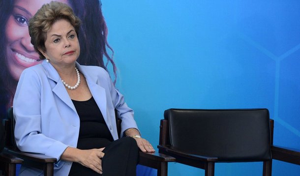 "Vivemos uma situação inteiramente anormal quando uma oposição tenta afastar uma presidente da República sem base legal, sem que possa ser acusada de crime de responsabilidade. Deste primeiro absurdo derivam todos os outros. Estabelecido que é preciso um crime, procura-se uma prova", diz o colunista Paulo Moreira Leite; "Em posição de fraqueza, porque sua base social rejeita uma situação de penúria e crise que não entende e não aceita, o Planalto não pode dar pretexto ao TCU para tentar apontar supostas pedaladas fiscais em 2015 e com isso ressuscitar o projeto de impeachment. Em português claro, o nome da situação é chantagem", acrescenta o jornalista; leia a íntegra do artigo (Foto: Paulo Moreira Leite) "Vivemos uma situação inteiramente anormal quando uma oposição tenta afastar uma presidente da República sem base legal, sem que possa ser acusada de crime de responsabilidade. Deste primeiro absurdo derivam todos os outros. Estabelecido que é preciso um crime, procura-se uma prova", diz o colunista Paulo Moreira Leite; "Em posição de fraqueza, porque sua base social rejeita uma situação de penúria e crise que não entende e não aceita, o Planalto não pode dar pretexto ao TCU para tentar apontar supostas pedaladas fiscais em 2015 e com isso ressuscitar o projeto de impeachment. Em português claro, o nome da situação é chantagem", acrescenta o jornalista; leia a íntegra do artigo