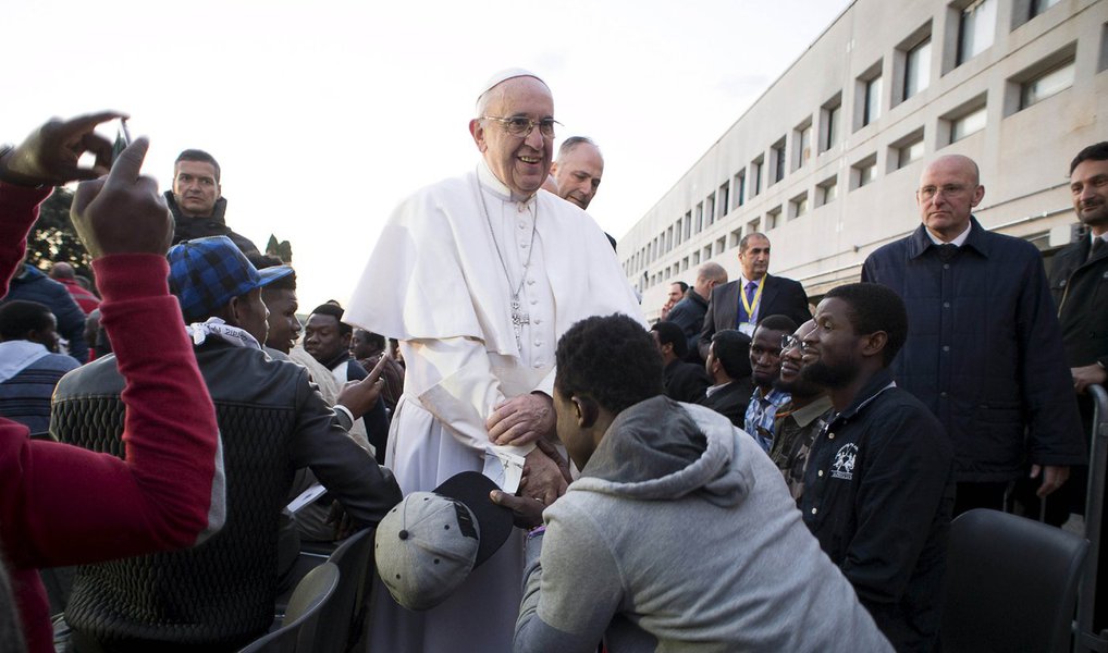 O Papa Francisco deixou o Vaticano na tarde desta Quinta-feira Santa para ir até o norte de Roma onde, na presença de mais de 800 refugiados, celebrou a Missa da Ceia do Senhor com o Rito do Lava-pés; ao lembrar os atentados terroristas em Bruxelas – “um gesto de guerra, de destruição”, – Francisco recordou que por trás dos camicazes havia outros interesses: “Atrás daquele de gesto estão os traficantes de armas que querem o sangue, não a paz, que querem a guerra, não a fraternidade” (Foto: Valter Lima) O Papa Francisco deixou o Vaticano na tarde desta Quinta-feira Santa para ir até o norte de Roma onde, na presença de mais de 800 refugiados, celebrou a Missa da Ceia do Senhor com o Rito do Lava-pés; ao lembrar os atentados terroristas em Bruxelas – “um gesto de guerra, de destruição”, – Francisco recordou que por trás dos camicazes havia outros interesses: “Atrás daquele de gesto estão os traficantes de armas que querem o sangue, não a paz, que querem a guerra, não a fraternidade”