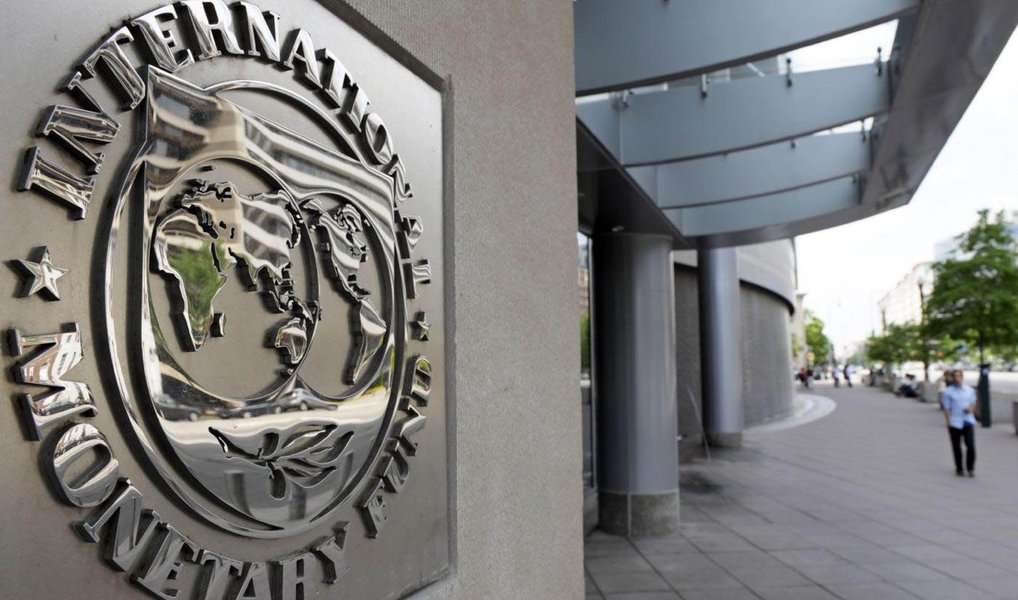 Fundo Monetário Internacional (FMI) vê os efeitos da deterioração fiscal no Brasil permanecendo ao longo dos próximos anos, com a dívida pública bruta subindo para quase 92% do Produto Interno Bruto (PIB) em 2021; instituição projeta que o setor público brasileiro vai continuar com suas contas desequilibradas até 2019, para somente em 2020 voltar a registrar superávit primário; FMI destaca ainda que diversos países, entre eles o Brasil, podem ser afetados este ano por questões políticas (Foto: Paulo Emílio) Fundo Monetário Internacional (FMI) vê os efeitos da deterioração fiscal no Brasil permanecendo ao longo dos próximos anos, com a dívida pública bruta subindo para quase 92% do Produto Interno Bruto (PIB) em 2021; instituição projeta que o setor público brasileiro vai continuar com suas contas desequilibradas até 2019, para somente em 2020 voltar a registrar superávit primário; FMI destaca ainda que diversos países, entre eles o Brasil, podem ser afetados este ano por questões políticas