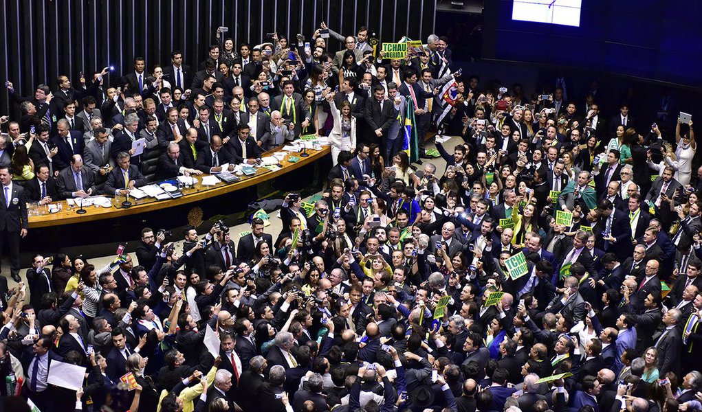 Mais do que lamentações pela derrota e pelo baixíssimo nível de nossos parlamentares e/ou pelas práticas golpistas, temos que avaliar os avanços que tivemos nos últimos anos, à revelia das forças retrógradas e da direita truculenta, e nos prepararmos para novos enfrentamentos (Foto: Benedito Tadeu César) Mais do que lamentações pela derrota e pelo baixíssimo nível de nossos parlamentares e/ou pelas práticas golpistas, temos que avaliar os avanços que tivemos nos últimos anos, à revelia das forças retrógradas e da direita truculenta, e nos prepararmos para novos enfrentamentos
