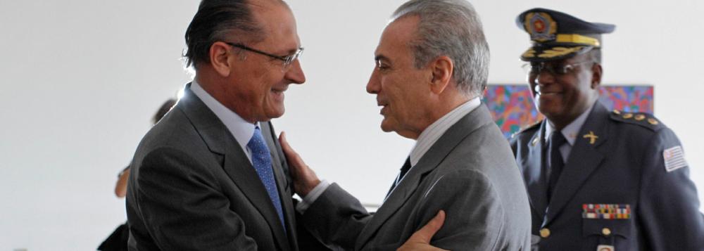 O encontro entre o oice-presidente Michel Temer (PMDB) e ogovernador de São Paulo, Geraldo Alckmin, pré-candidato à presidência da República em 2018, ocorre num momento em que a legenda peemedebista ensaia um afastamento do governo federal com a aceitação do pedido de impeachment contra a presidente Dilma; a reunião aconteceu em um almoço promovido pelo presidente das Indústrias Reunidas São Jorge, Jorge Chammas Neto, em homenagem a Temer, que já havia tido encontro com oposicionistas antes do seu correligionário e presidente da Câmara, Eduardo Cunha (RJ), anunciar que acolheria pedidos de impeachment (Foto: Leonardo Lucena) O encontro entre o oice-presidente Michel Temer (PMDB) e ogovernador de São Paulo, Geraldo Alckmin, pré-candidato à presidência da República em 2018, ocorre num momento em que a legenda peemedebista ensaia um afastamento do governo federal com a aceitação do pedido de impeachment contra a presidente Dilma; a reunião aconteceu em um almoço promovido pelo presidente das Indústrias Reunidas São Jorge, Jorge Chammas Neto, em homenagem a Temer, que já havia tido encontro com oposicionistas antes do seu correligionário e presidente da Câmara, Eduardo Cunha (RJ), anunciar que acolheria pedidos de impeachment