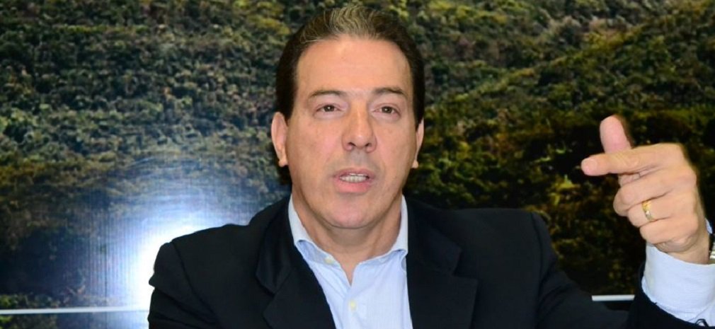 O prefeito de Montes Claros, Ruy Muniz (PSD), preso na segunda-feira (18), é acusado de manter um "amplo projeto criminoso" para favorecer seu grupo econômico na cidade; Ministério Público Federal afirma que o Muniz realizou ‘favorecimento ilegítimo’ do Ambar Saúde (Hospital das Clínicas Dr. Mário Ribeiro da Silveira), grupo hospitalar ligado à família do próprio prefeito e também trabalhava para destruir hospitais concorrentes; um dia antes de ser preso, o prefeito havia sido elogiado publicamente pela mulher, a deputada Raquel Muniz (PSD/MG), durante votação do impeachment da presidente Dilma Rousseff (Foto: José Barbacena) O prefeito de Montes Claros, Ruy Muniz (PSD), preso na segunda-feira (18), é acusado de manter um "amplo projeto criminoso" para favorecer seu grupo econômico na cidade; Ministério Público Federal afirma que o Muniz realizou ‘favorecimento ilegítimo’ do Ambar Saúde (Hospital das Clínicas Dr. Mário Ribeiro da Silveira), grupo hospitalar ligado à família do próprio prefeito e também trabalhava para destruir hospitais concorrentes; um dia antes de ser preso, o prefeito havia sido elogiado publicamente pela mulher, a deputada Raquel Muniz (PSD/MG), durante votação do impeachment da presidente Dilma Rousseff
