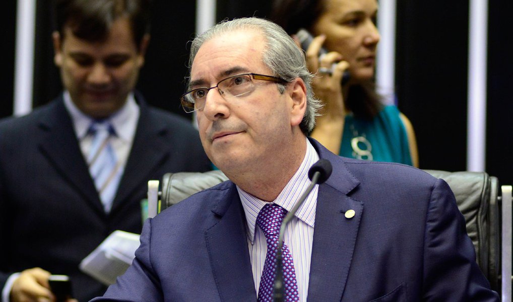 O presidente da Câmara, Eduardo Cunha (PMDB-RJ), articula com os aliados para impedir pela segunda semana consecutiva a votação do parecer do deputado Fausto Pinato (PRB-SP), que recomenda ao Conselho de Ética a continuidade do processo sobre a cassação do peemedebista; um integrante da tropa de Cunha pedirá vista do processo, retardando a votação; o pedido de vista serve para que os parlamentares estudem melhor os processos e atrasa a votação em até três dias, o que deve levar a votação para a próxima semana (Foto: Valter Lima) O presidente da Câmara, Eduardo Cunha (PMDB-RJ), articula com os aliados para impedir pela segunda semana consecutiva a votação do parecer do deputado Fausto Pinato (PRB-SP), que recomenda ao Conselho de Ética a continuidade do processo sobre a cassação do peemedebista; um integrante da tropa de Cunha pedirá vista do processo, retardando a votação; o pedido de vista serve para que os parlamentares estudem melhor os processos e atrasa a votação em até três dias, o que deve levar a votação para a próxima semana