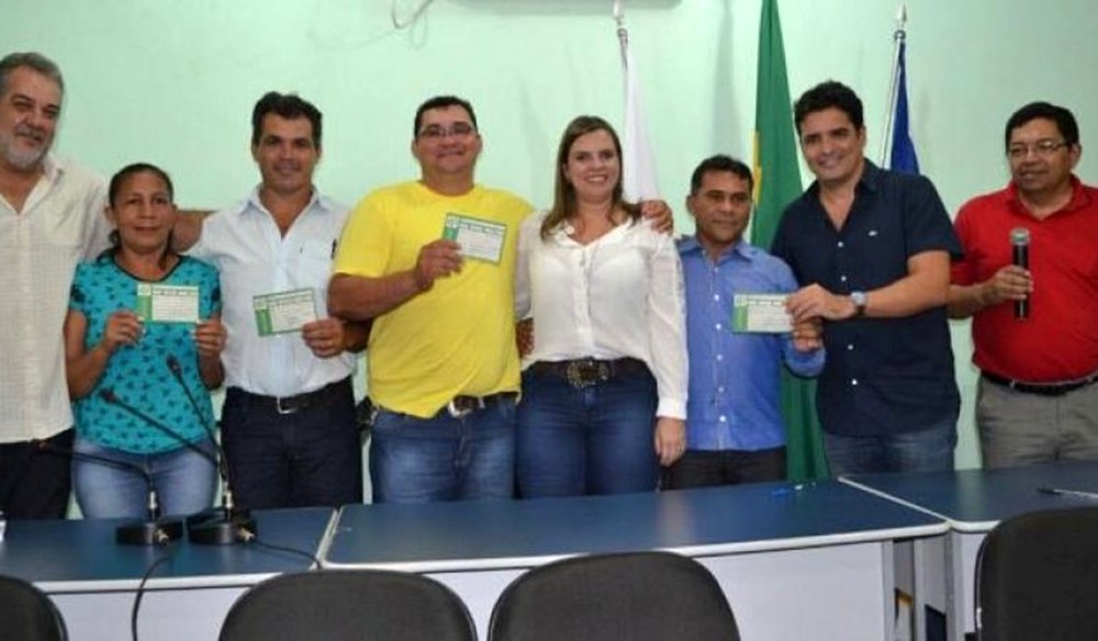 Na reta final do prazo para filiações para quem deseja disputar as próximas eleições, o Partido Verde (PV), por meio de seu presidente regional, Marcelo Lelis e da pré-candidata a Prefeitura de Palmas, a vice governadora Cláudia Lelis, vem intensificando os eventos de filiações na Capital e no interior; entre as filiações feitas na última semana estão o vereador José Edson, o vereador Canhoto, de Colinas do Tocantins, e os vereadores Dione Mendes da Silva, Ricardo de Lima Brito e Reginaldo Rabelo, ambos de Combinado do Tocantins (Foto: Leonardo Lucena) Na reta final do prazo para filiações para quem deseja disputar as próximas eleições, o Partido Verde (PV), por meio de seu presidente regional, Marcelo Lelis e da pré-candidata a Prefeitura de Palmas, a vice governadora Cláudia Lelis, vem intensificando os eventos de filiações na Capital e no interior; entre as filiações feitas na última semana estão o vereador José Edson, o vereador Canhoto, de Colinas do Tocantins, e os vereadores Dione Mendes da Silva, Ricardo de Lima Brito e Reginaldo Rabelo, ambos de Combinado do Tocantins