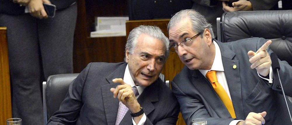 O presidente da Câmara, Eduardo Cunha, tem aproveitado o recesso parlamentar para articular dois movimentos em Brasília: o do pedido de impeachment contra a presidente Dilma Rousseff, e o de salvar sua própria pele no Conselho de Ética da Casa, onde corre processo que pede a cassação de seu mandato; nesta terça-feira ele se reuniu com o vice-presidente da República e presidente do PMDB, Michel Temer, que ainda está em cima do muro com relação à tentativa de golpe orquestrada pelo PSDB e capitaneada por Cunha (Foto: Romulo Faro) www.brasil247.com - O presidente da Câmara, Eduardo Cunha, tem aproveitado o recesso parlamentar para articular dois movimentos em Brasília: o do pedido de impeachment contra a presidente Dilma Rousseff, e o de salvar sua própria pele no Conselho de Ética da Casa, onde corre processo que pede a cassação de seu mandato; nesta terça-feira ele se reuniu com o vice-presidente da República e presidente do PMDB, Michel Temer, que ainda está em cima do muro com relação à tentativa de golpe orquestrada pelo PSDB e capitaneada por Cunha