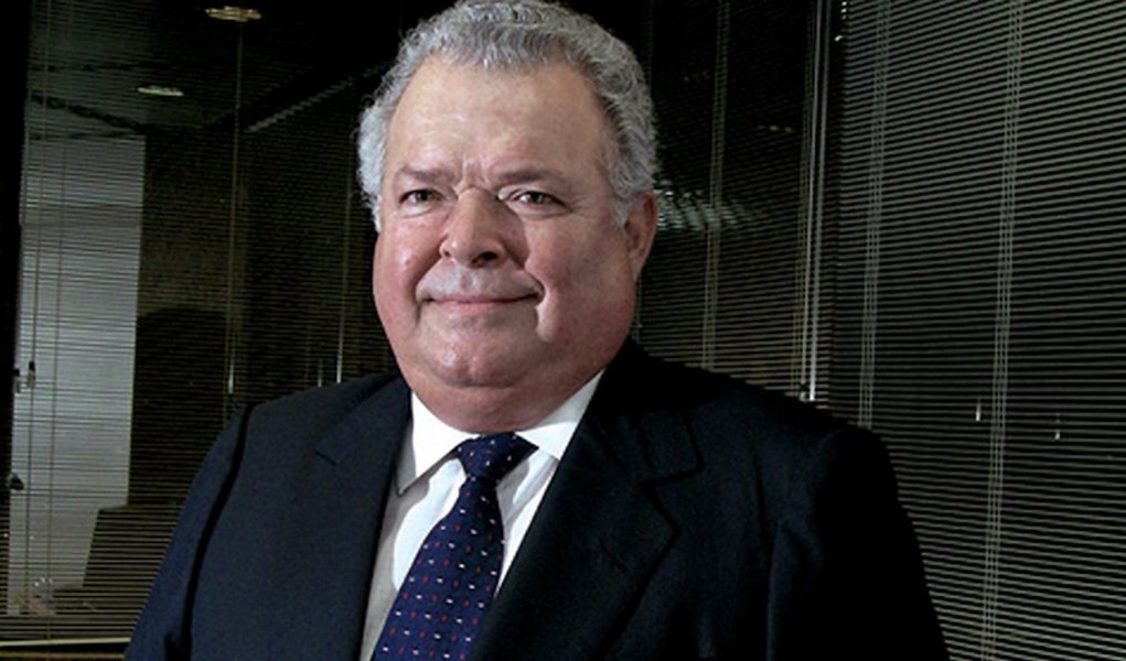 Paulo Nogueira, do Diário do Centro do Mundo, faz um paralelo com a ditadura para criticar as ações do juiz Sérgio Moro na Lava Jato e fala em um possível pedido de ajuda feito pelo empresário Emílio Odebrecht à Globo para tirar seu filho da cadeia; segundo ele, a emissora teria condicionado o apoio a eventual delação de Marcelo contra o ex-presidente Lula; ‘Troque os generais por Moro. Foi dado a Moro um poder extraordinário de prender pessoas. Ninguém o fiscaliza, ninguém lhe cobra nada. É apavorante a perspectiva de que retornemos ao ambiente da ditadura. Emílio Odebrecht, quer tenha ou não apelado para João Roberto Marinho, é um pai tão atormentado quanto K’, em referência à família Kucinski, que teve a filha Ana Rosa morta pela ditadura (Foto: Roberta Namour) Paulo Nogueira, do Diário do Centro do Mundo, faz um paralelo com a ditadura para criticar as ações do juiz Sérgio Moro na Lava Jato e fala em um possível pedido de ajuda feito pelo empresário Emílio Odebrecht à Globo para tirar seu filho da cadeia; segundo ele, a emissora teria condicionado o apoio a eventual delação de Marcelo contra o ex-presidente Lula; ‘Troque os generais por Moro. Foi dado a Moro um poder extraordinário de prender pessoas. Ninguém o fiscaliza, ninguém lhe cobra nada. É apavorante a perspectiva de que retornemos ao ambiente da ditadura. Emílio Odebrecht, quer tenha ou não apelado para João Roberto Marinho, é um pai tão atormentado quanto K’, em referência à família Kucinski, que teve a filha Ana Rosa morta pela ditadura