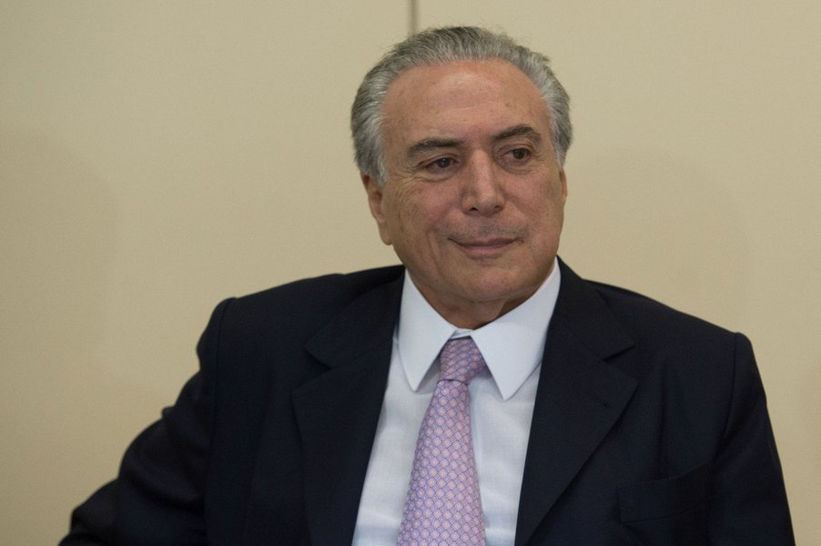 A equipe do vice-presidente Michel Temer já estima cortar pelo menos sete ministérios se ele vier a assumir de fato a presidência da República; a intenção é fundir pastas para reduzir a conta para 25; "Todo o redesenho tem como objetivo economia para o governo federal e a simplificação das atividades do governo sem perda de eficiência. Muitas vezes há várias frentes para tratar de um mesmo tema. Não precisa de mais de uma estrutura", disse à Reuters um peemedebista em anonimato (Foto: Romulo Faro) A equipe do vice-presidente Michel Temer já estima cortar pelo menos sete ministérios se ele vier a assumir de fato a presidência da República; a intenção é fundir pastas para reduzir a conta para 25; "Todo o redesenho tem como objetivo economia para o governo federal e a simplificação das atividades do governo sem perda de eficiência. Muitas vezes há várias frentes para tratar de um mesmo tema. Não precisa de mais de uma estrutura", disse à Reuters um peemedebista em anonimato