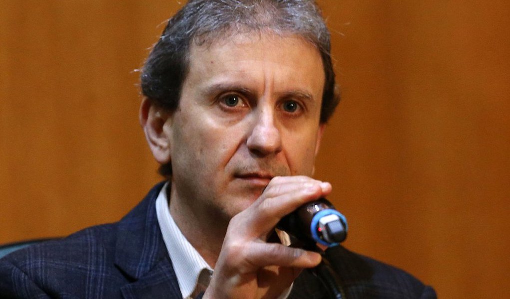 Mais de 20 deputados estaduais receberam R$ 20 milhões em mensalão pagos com dinheiro desviado do caso Copel/Olvepar, no final de 2002, no apagar das luzes do governo Jaime Lerner; a Assembleia Legislativa do Paraná tem 54 cadeiras; a denúncia acima é do doleiro Alberto Youssef, delator na investigação do escândalo envolvendo o governo do Paraná; segundo ele, que prestou depoimento ao MPF, o dinheiro era repassado ao então deputado Durval Amaral, atual conselheiro do TCE, que fazia o repasse do mensalão à bancada governista (Foto: Leonardo Lucena) Mais de 20 deputados estaduais receberam R$ 20 milhões em mensalão pagos com dinheiro desviado do caso Copel/Olvepar, no final de 2002, no apagar das luzes do governo Jaime Lerner; a Assembleia Legislativa do Paraná tem 54 cadeiras; a denúncia acima é do doleiro Alberto Youssef, delator na investigação do escândalo envolvendo o governo do Paraná; segundo ele, que prestou depoimento ao MPF, o dinheiro era repassado ao então deputado Durval Amaral, atual conselheiro do TCE, que fazia o repasse do mensalão à bancada governista
