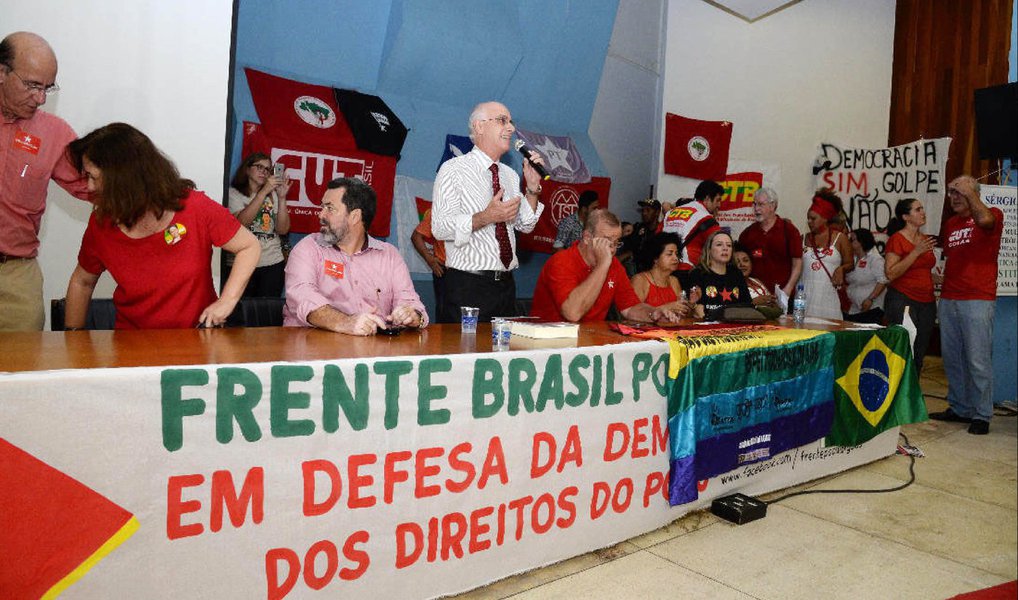 O Comitê de Profissionais Gaúchos em Defesa da Democracia e do Estado Democrático de Direito reagiu à recomendação do Ministério Público Federal, que notificou a Universidade Federal de Goiás por ter realizado um ato a favor da democracia; "O comitê repudia qualquer iniciativa que restrinja a liberdade de debate dos temas de interesse do país nas universidades e convida os membros do egrégio Ministério Público Federal a somar-se ao movimento de defesa do Estado Democrático de Direito, acompanhando e participando deste momento decisivo para a cidadania e para o destino do Brasil", afirmou (Foto: Valter Lima) O Comitê de Profissionais Gaúchos em Defesa da Democracia e do Estado Democrático de Direito reagiu à recomendação do Ministério Público Federal, que notificou a Universidade Federal de Goiás por ter realizado um ato a favor da democracia; "O comitê repudia qualquer iniciativa que restrinja a liberdade de debate dos temas de interesse do país nas universidades e convida os membros do egrégio Ministério Público Federal a somar-se ao movimento de defesa do Estado Democrático de Direito, acompanhando e participando deste momento decisivo para a cidadania e para o destino do Brasil", afirmou